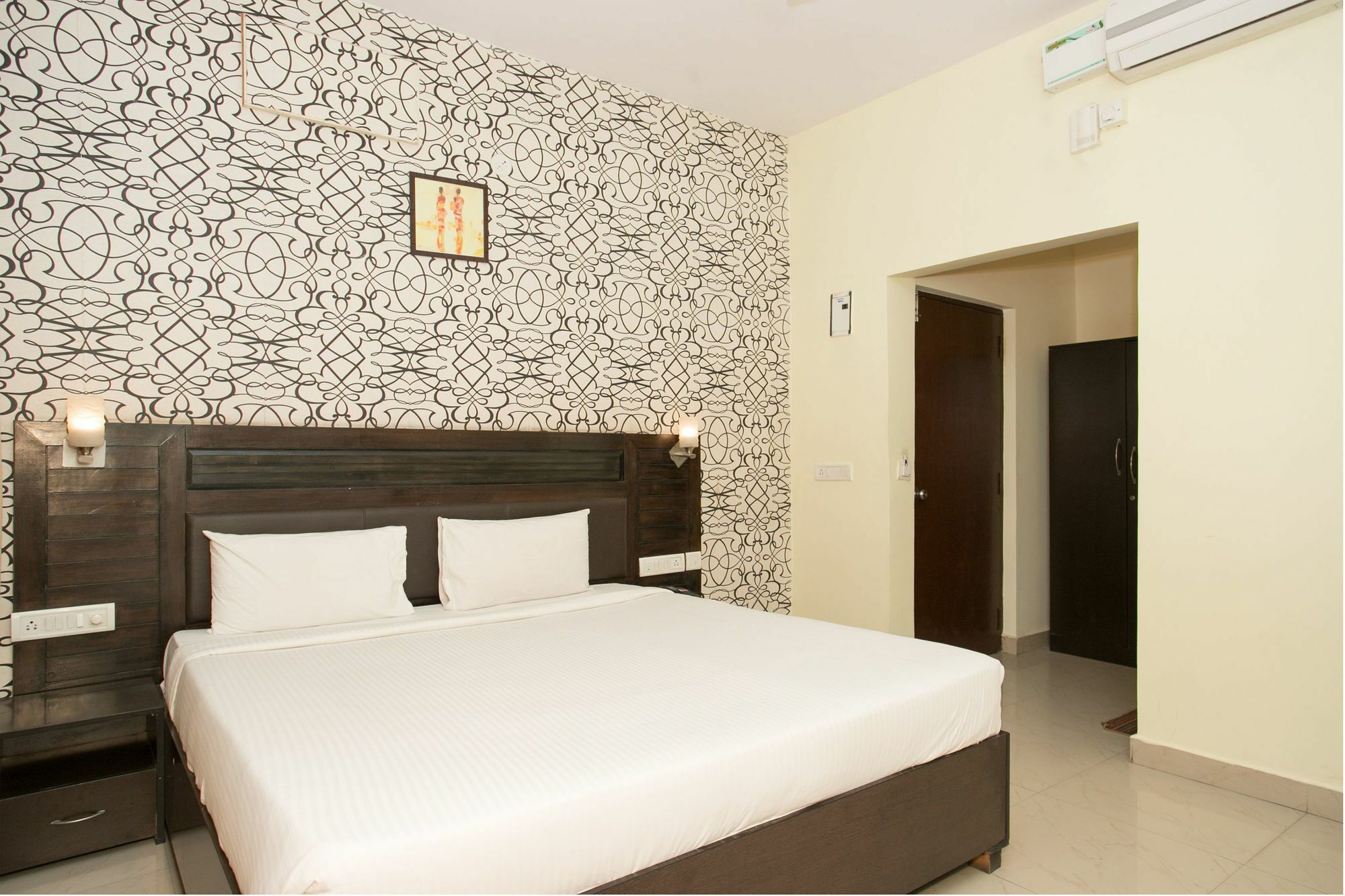 Oyo 10378 Hotel Hibiscus Mayflower Бангалор Экстерьер фото